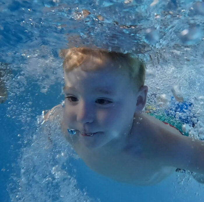 kind zwemt onder water